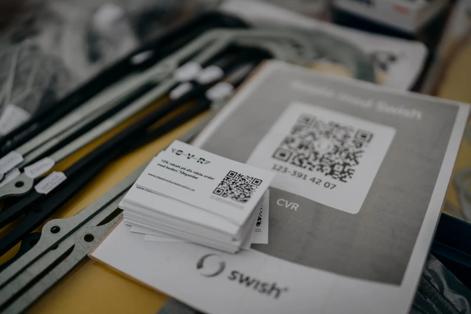 Swish-QR-code en CVR-visitekaartjes tussen pakkingen