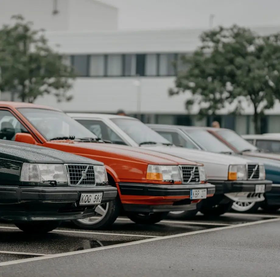Rij klassieke Volvo's op een parkeerplaats